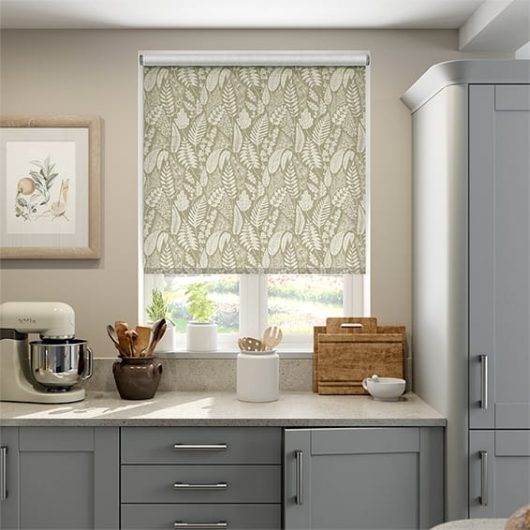 choices-scandi-ferns-vintage-linen-biscuit-36-roller-blind-1